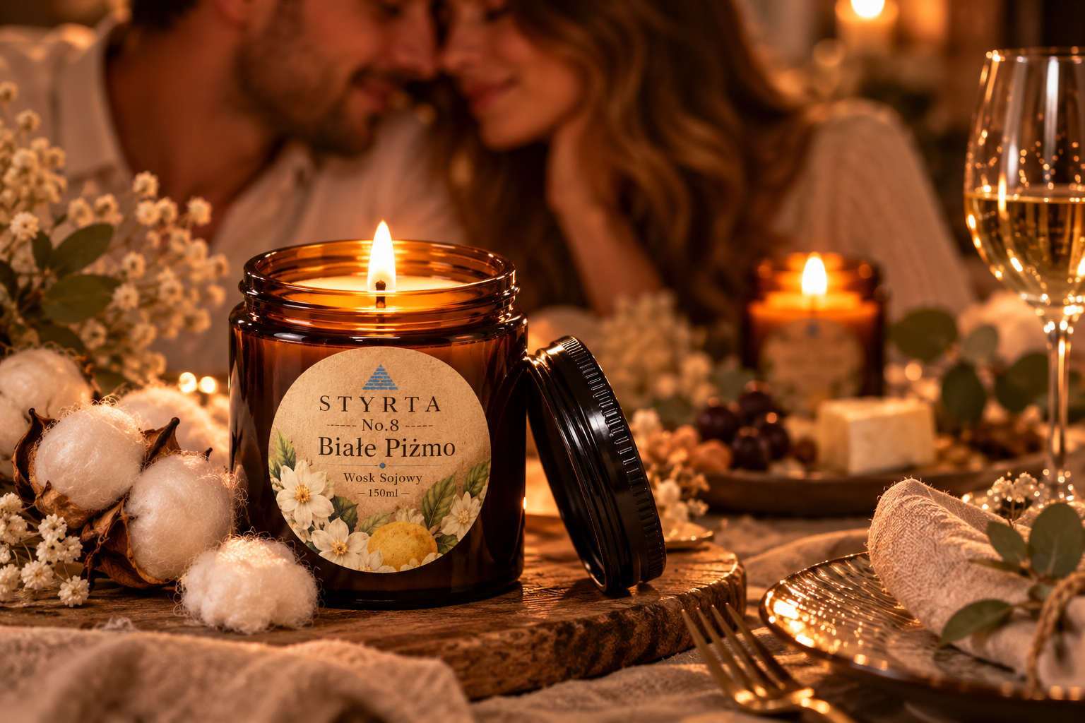Naturalna świeca zapachowa Białe Piżmo Styrta 150 ml na białym tle