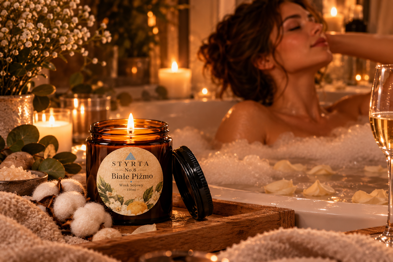 Zapalona świeca sojowa Białe Piżmo 150 ml podczas romantycznej kolacji